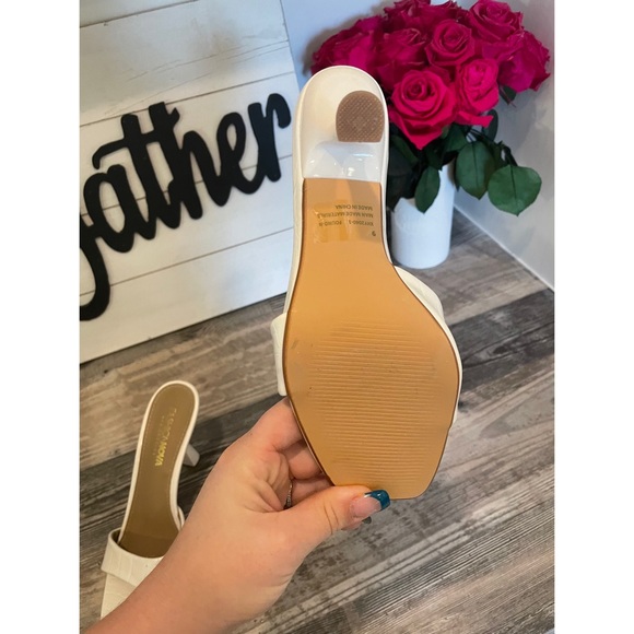 Never worn size 9 white sandal - Picture 4 of 4